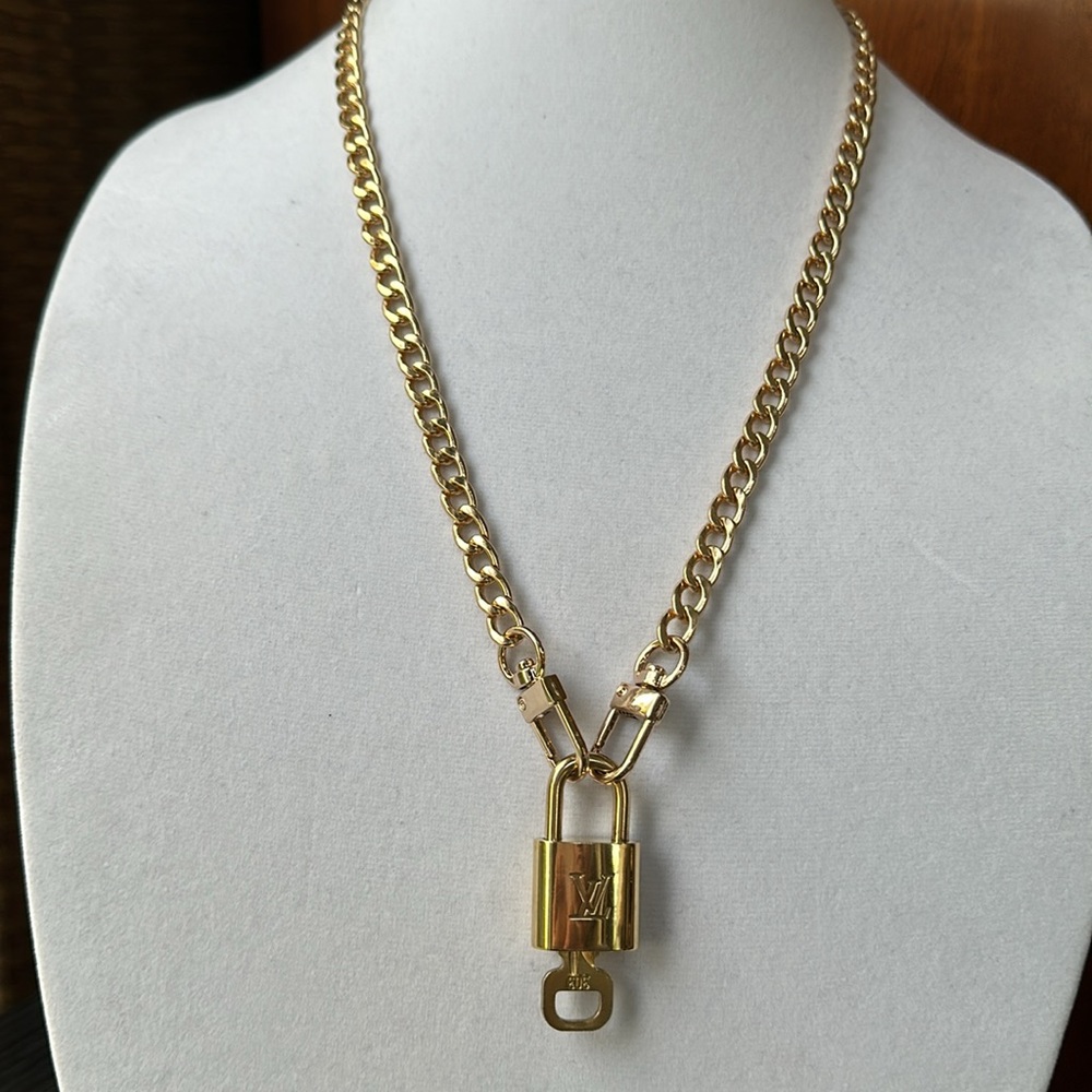 LV Lock & Key #303 with Unbranded Chain - Picture 10 of 11